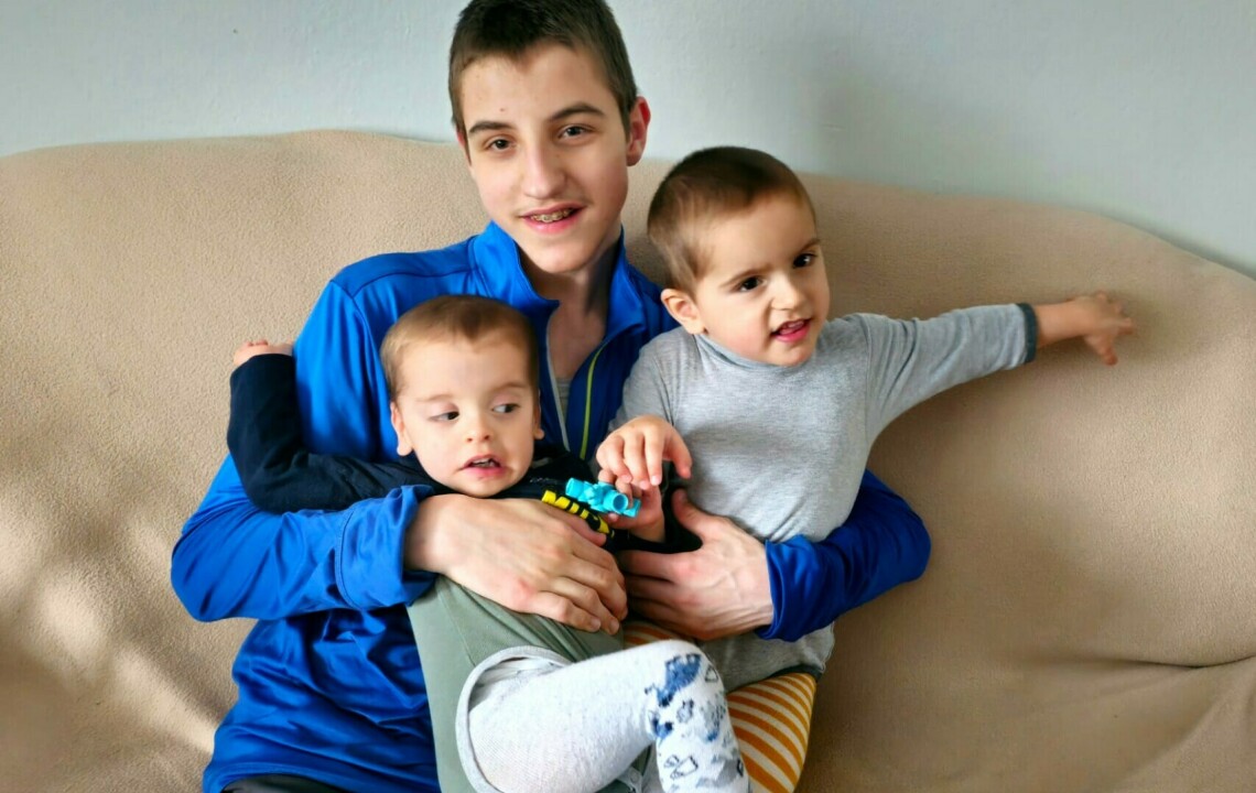 Fotografie Jarmila Chlubnová: Na rehabilitační pomůcky pro naše dva malé syny
