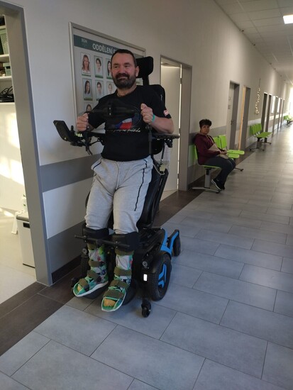 Fotografie Kamil Otčenášek: Na elektrický invalidní vozík, který mi po mrtvici zlepší život