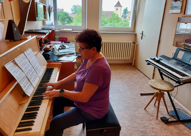 Fotografie Ivana Šimčíková: Elektrické piano + sedátko