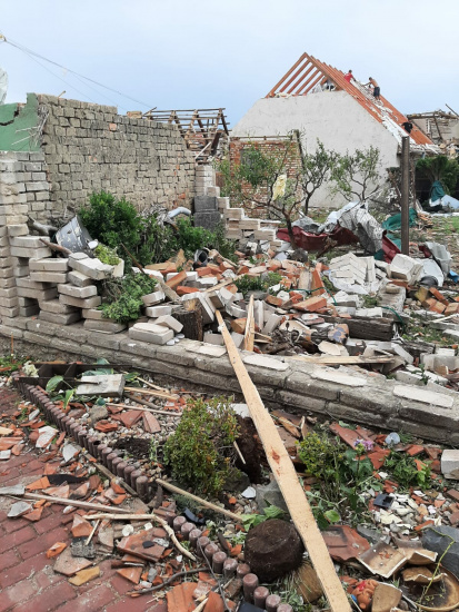 Fotografie ZDE MŮŽETE POMOCI PŘÍMO - Olga a Miloslav Belkovi: Na nový dům a stabilizaci rodiny po ničivém tornádu