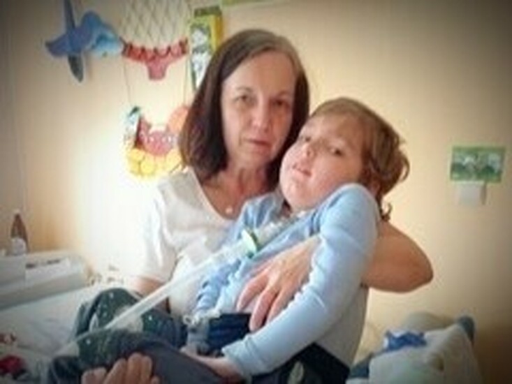 Fotografie Babička Jana: Mobilní odsávačka pro vnoučka na plicní ventilaci